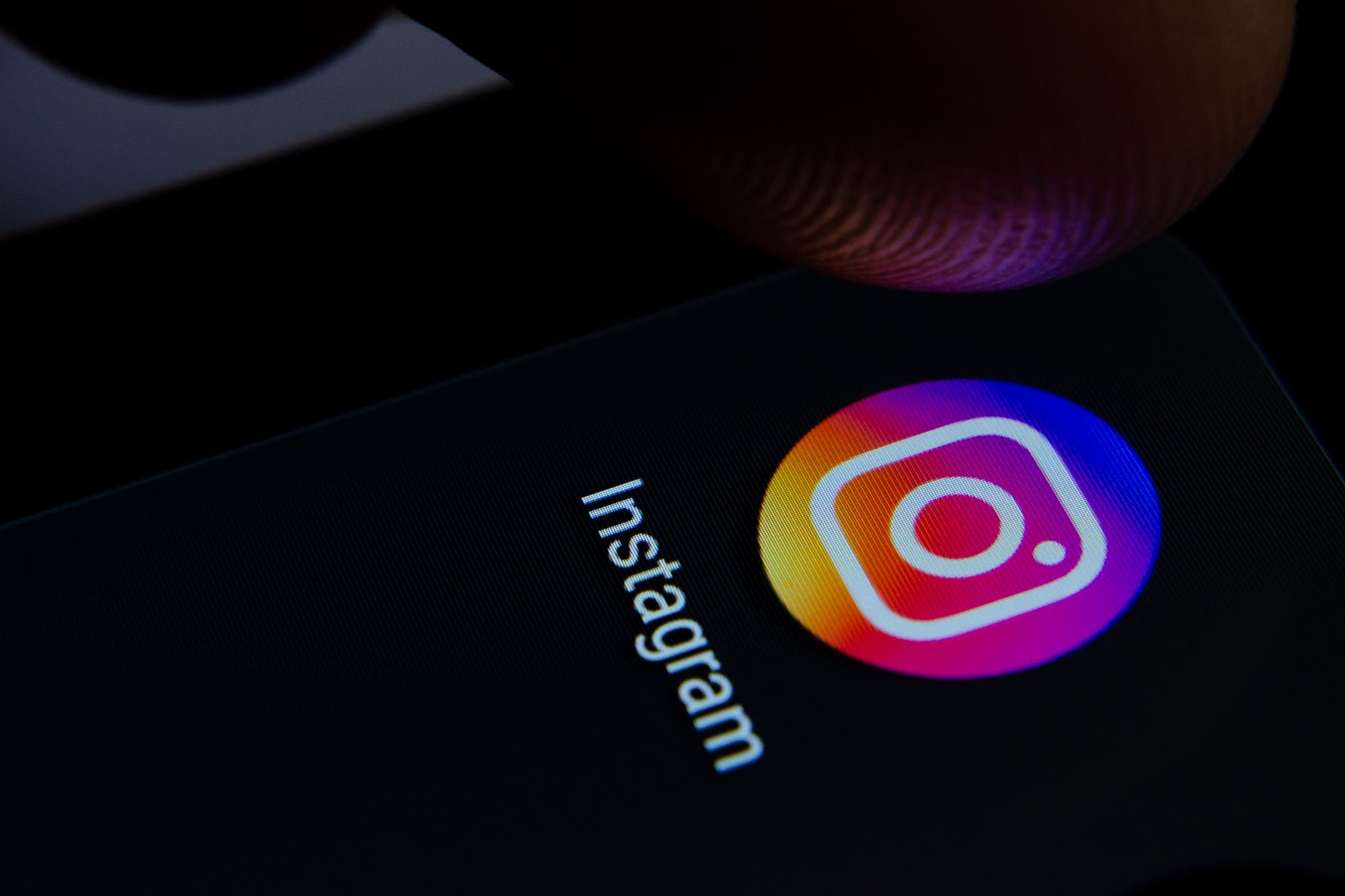 Cómo poner o configurar el Instagram en negro sin activar el modo oscuro