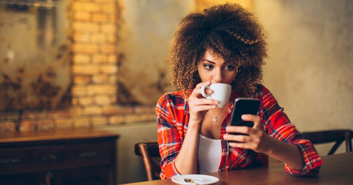 ¿Cómo protejo mi teléfono para que no me espíen?