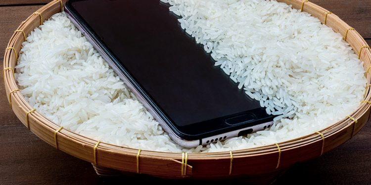 trucos para secar un móvil mojado 1